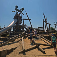 Die Kinder erklimmen den Piratenspielplatz.