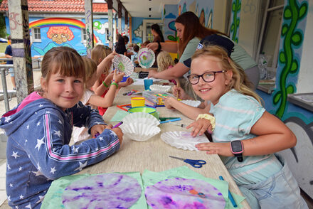 Die Kinder haben im Außenbereich des KJT Graffiti viele Spielmöglichkeiten.