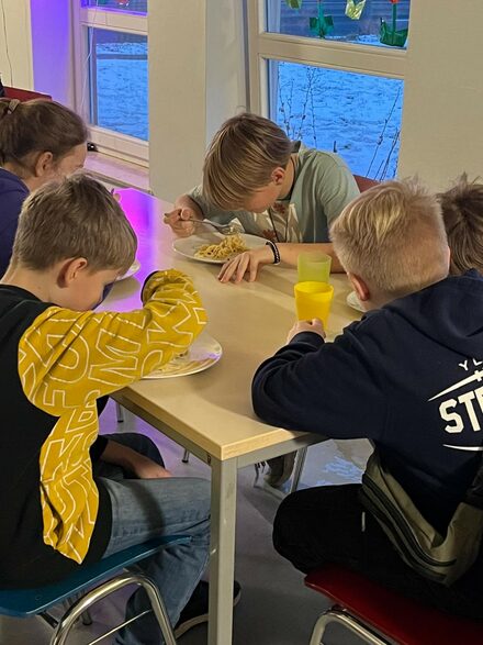 Kinder von sechs bis 12 Jahren können jeden Donnerstag kochen oder backen und dann gemeinsam essen.