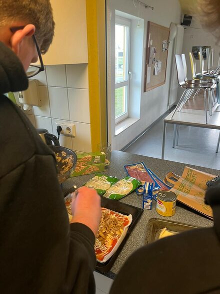 Die älteren Kinder backen oder kochen spontan.