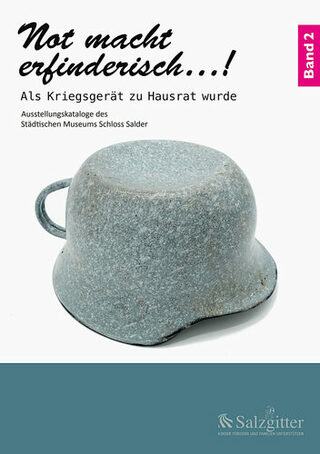 Titelseite des Kataloges zur Ausstellung "Not macht erfinderisch".Zu sehen ist ein zu einem Nachtopf umgearbeiteter Stahlhelm.