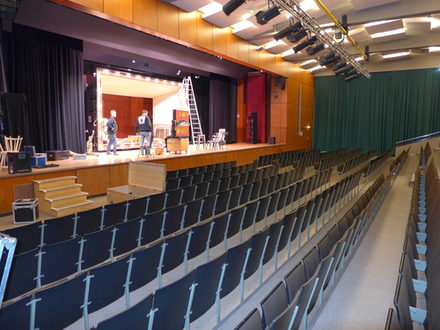 Bühnenaufbau in der Aula des Gymnasiums Salzgitter-Bad