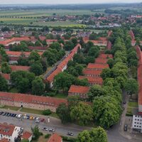 Blick von oben auf die Straße an der Windmühle.