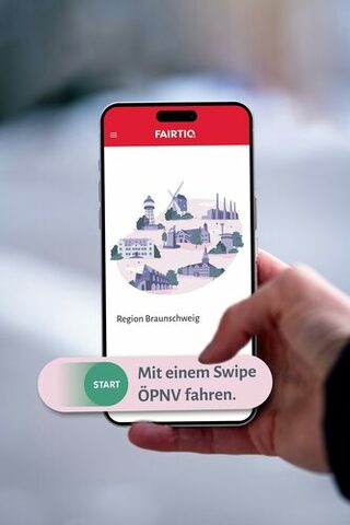 Ticket-App FAIRTIQ wird auf einem Smartphone angezeigt