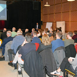 Stadtbaurat Michael Tacke begrüßt die Teilnehmenden des Workshops.