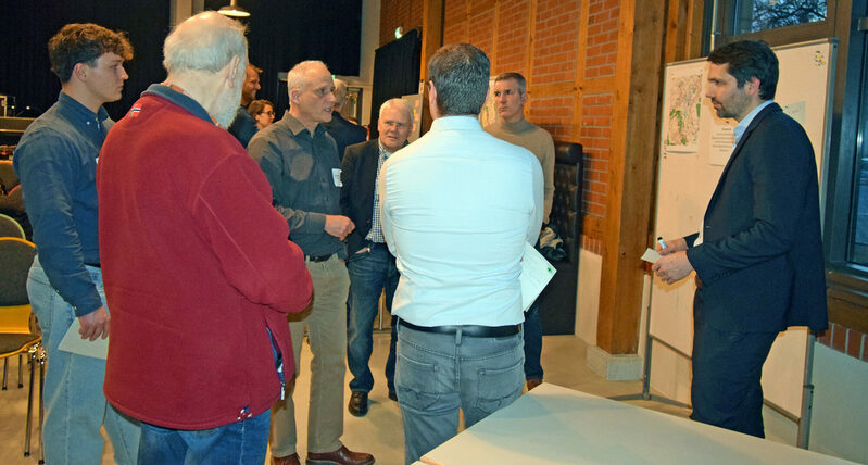 Dr. Robert Beestermöller, Projektleiter vom Planungsbüro d-fine GmbH, (rechts) im Gespräch mit den Teilnehmenden.