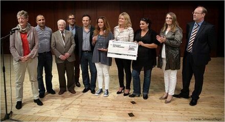 Den Integrationspreis 2014 erhält das SOS-Mütterzentrum. Es freuen sich (von links):(von links): Sabine Genther, Mütterzentrum,  Hüseyin Celik, Mobilcom Debitel, 3. Christel-Otto Tietge, Vorjahressieger, 4. Muammer Duran, Rechtsanwalts Kanzlei Duran, Dincer Dinc, Bürgerservice für Migranten (BSfM), Füsun Hizir, Mütterzentrum, 7. Conny Katschke Mütterzentrum, Nese Okultasi Mütterzentrum,. Stephan Siekmann, Deutsche Post AG / DHL. (Foto: Stadt Salzgitter)