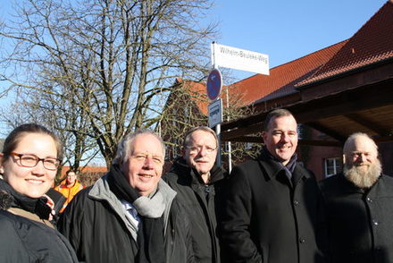 Theresa Neumann, Hartmut Alder, Bertold Wittfeld, Norbert Puth und Christian Striese freuen sich über das neue Straßenschild