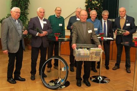 Oberbürgermeister Frank Klingebiel würdigte besonders die Ehrenamtlichen der Fahrradwerkstatt der Hauptschule Fredenberg und des DRKs Lebenstedt. (Foto: Dennis Lendeckel/Bäder, Sport und Freizeit Salzgitter GmbH)