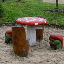 Das Wohngebiet Thieder Lindenberg-West hat Holz-Skulpturen der Künstlerin Sundari Arlt erhalten.