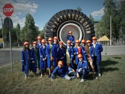 Die Gruppe besucht den Tagebau Staryj Oskol.