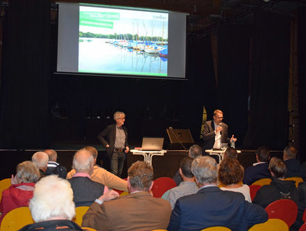 Stadtbaurat Michael Tacke (rechts) begrüßt zur Bürgerversammlung. Im Anschluss trug Prof. Walter Ackers (links) zu den Ergebnissen der Beteiligungsaktionen vor.