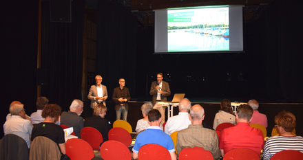 Foto (von links nach rechts): Prof. Walter Ackers, Christian Plumeyer und Stadtbaurat Michael Tacke begrüßen die Teilnehmerinnen und Teilnehmer der Werkstatt