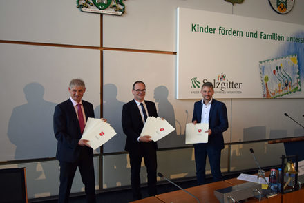 Von links: Oberbürgermeister Frank Klingebiel, Kultusminister Grant Hendrik Tonne und Bürgermeister Stefan Klein.