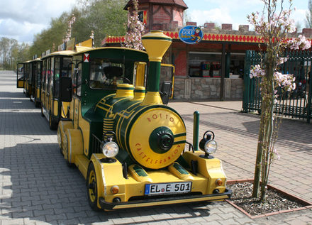 Abenteuer auf Schloss Dankern: Es gibt dort einen riesigen Freizeitpark, in dem die Kinder viel erleben können (zum Beispiel mit dieser Eisenbahn fahren).