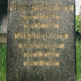 Der Grabstein für Gustav Spiegelberg und Ida Spiegelberg.