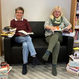 Haben den Büchermarkt nach interessanten Neuerscheinungen durchstöbert und freuen sich auf einen literarischen-kulinarischen Abend: Sylvia Fiedler (links) und Barbara Henning von der Stadtbibliothek Salzgitter.