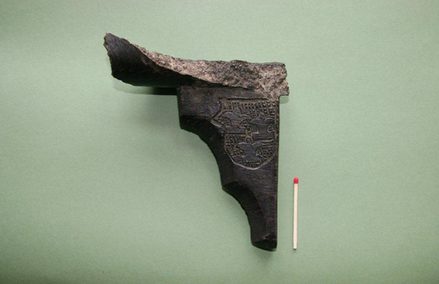 Eine Seite des Hakenbüchsen-Fragments mit dem Wappen der von Cramm