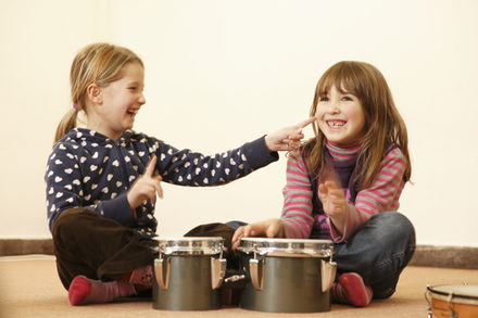 Die Musikschule stellt sich in den Kitas online vor, um die Kinder für die Musik zu begeistern.