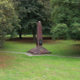 Der Obelisk war das erste Mahnmal auf dem Gräberfeld.