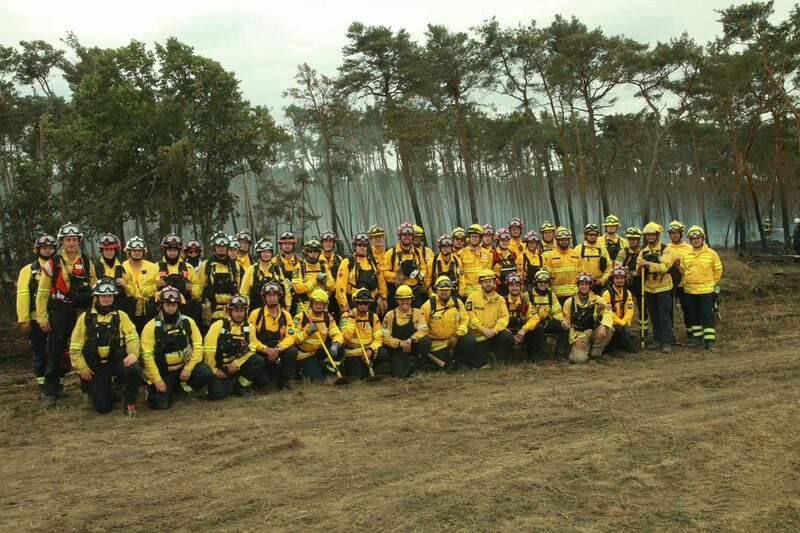 Auf dem Gruppenbild sind alle Mitglieder des Waldbrandteams zu sehen, die in Brandenburg im Einsatz waren