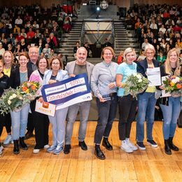 ie „Bunte Sole“ erhielt die Ostertalschule aus Lebenstedt (Schulleitung mit dem Schulkollegium und den ehrenamtlich Tätigen im Schulumfeld).