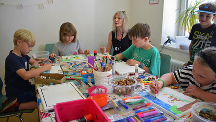 Die Kinder gestalten die Keilrahmen kreativ mit Naturmaterialien. Betreuerin Sabine Reiterer gibt auf Wunsch gern einige Tipps.
