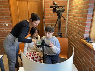 Sarah Wrazidlo erklärt Kindern die digitale Technik.