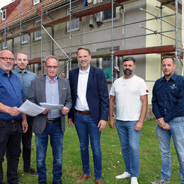 Stellten die Grundsanierung an dem Haus Veronikastraße 23 vor (von links): Andreas Bittner, Leiter des Referats Stadtumbau und Soziale Stadt; Sebastian Henschel, Mitarbeiter im Referat Stadtumbau und Soziale Stadt; Dr. Wolfgang Müller, Justizar des Immobilienunternehmens Van der Horst; Stadtbaurat Michael Tacke; Alexander Sorokin, Geschäftsführer der Bau Solution GmbH sowie Marc Rösner, Vermieter der Van der Horst Wohnen GmbH