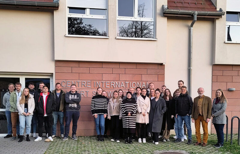 Die Nachwuchskräfte vor der Internationale Jugendbegegnungsstätte in Oberelsass in Niederbronn-les-Bains mit Dr. Rainer Bendick, Bildungsreferent des Volksbundes Deutsche Kriegsgräberfürsorge Braunschweig (zweiter von rechts), Matthias Weber, Ausbildungsleiter der Stadt Salzgitter (dritter von rechts) und Chiara Wollenweber, Ausbildungsbeauftragte der Stadt Salzgitter (rechts).