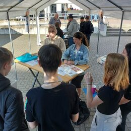 Auszubildende der Zahnarztpraxis Dr. Christoph Schubert im Gespräch mit Schülerinnen und Schülern. Foto: Stadt Salzgitter