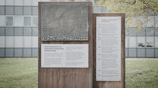 Geschaffen wurde das Denkmal von vom Salzgitteraner Künstler Helmut Lingstädt.