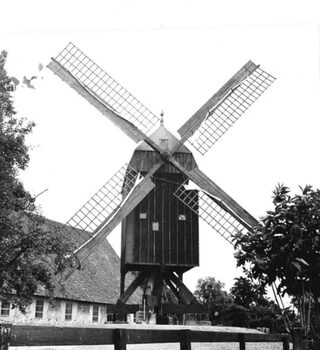 Die auf dem Gelände des Städtischen Museums neu aufgebaute Osterlinder Bockwindmühle.