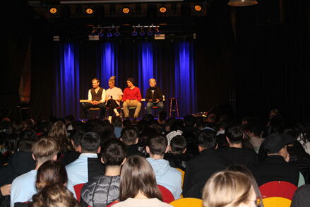 Schauspielerin und Schauspieler stellten sich nach der Aufführung auf der Bühne den Fragen der Schülerinnen und Schüler.