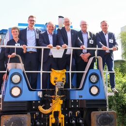 Die Beteiligten an der Weltpremiere in Salzgitter (von links): Brecht Günther (VPS), Astrid Paus (Amt für regionale Landesentwicklung), Oliver Mairinger (Alstom), Frank Klingebiel (Oberbürgermeister Salzgitter), Christian Bieniek (Alstom), Prof. Dr. Peter Eilts (TU Braunschweig), Carsten Tietze (WTZ Roßlau).