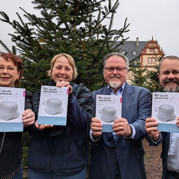 Präsentieren den neuen Katalog vor dem Schloss Salder: (von links nach rechts) Inge Pelzer (Geschäftsführerin Förderkreis), Antje Ahrens (Museum), Siegfried Pelzer (Kassierer Förderkreis) und Arne Homann (Museum).