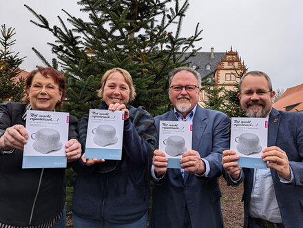 Präsentieren den neuen Katalog vor dem Schloss Salder: (von links nach rechts) Inge Pelzer (Geschäftsführerin Förderkreis), Antje Ahrens (Museum), Siegfried Pelzer (Kassierer Förderkreis) und Arne Homann (Museum)..