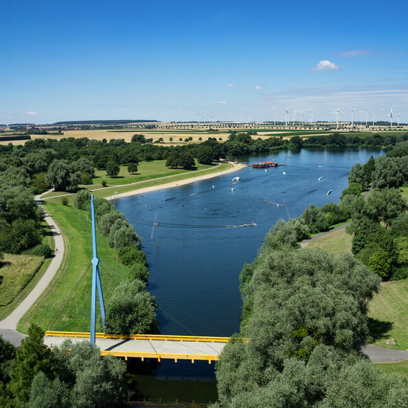 Luftbild des Salzgittersees mit der Pylonbrücke im Vordergrund.