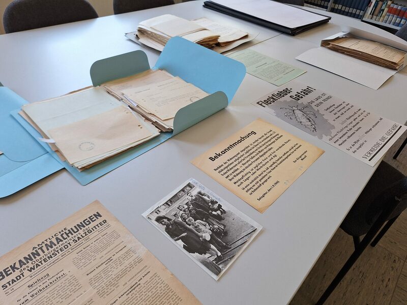 „80 Jahre Kriegsende“: Anlässlich dieses Gedenktages nahmen viele Interessierte an dem besonderen Rundgang durch das Stadtarchiv der Stadt Salzgitter teil.