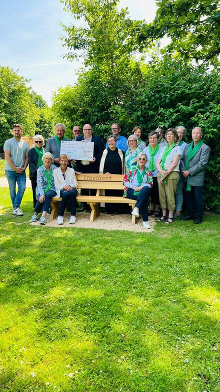 Gemeinsam statt einsam — die ehrenamtlichen Trauerbegleiter und Trauerbegleiterinnen der Hospiz-Initiative Salzgitter schenken wöchentlich eine verlässliche „Trost-Zeit“ auf der ersten Trostbank in Salzgitter. Die Beteiligten weihten die Bank offiziell ein.