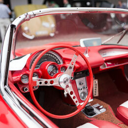 Ein roter Oldtimer auf dem Schlosshof in Salder