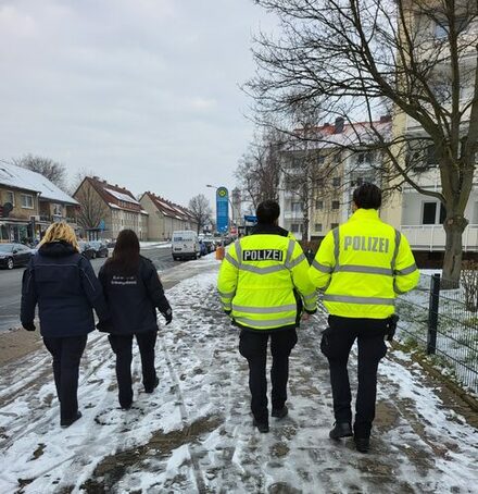 KOD und Polizei auf Kontrollgang in der Berliner Straße