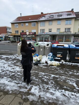 Eine illegale Müllablagerung wird von einer Mitarbeiterin des KOD aufgenommen.