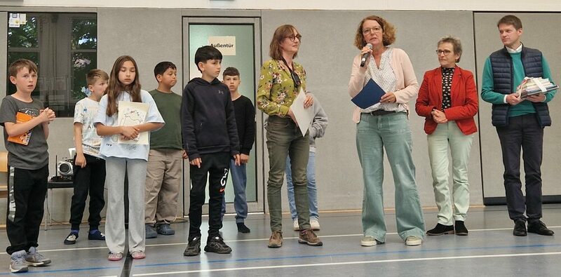 Vierte von rechts: Andrea Gaubatz-Gillmann Dritte von rechts: Schulleiterin Christel Jamaszyk, Zweite von rechts: Stadtbibliotheksleiterin Sylvia Fiedler und Dr. Henrik Stehlik (rechts, Stadtbibliothek)
