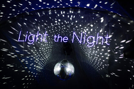 Eine Lichtinstallation von einer Light the Night Aktion der vergangenen Jahre