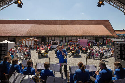 Musikband spielt vor Publikum.