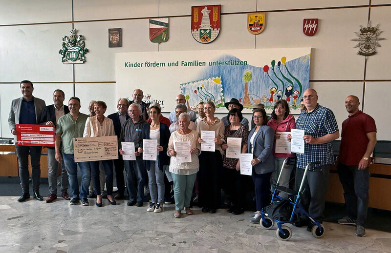 Rund 20 Engagierte haben ihre Qualifizierung als Formularlotse/-in erfolgreich abgeschlossen und erhielten von Stadtrat Dr. Dirk Härdrich ihre Bescheinigung.