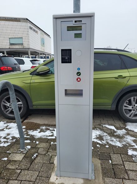 Neuer Parkscheinautomat vor dem Rathaus in Lebenstedt