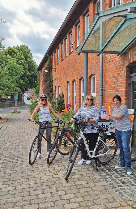 Das Team der Volkshochschule (von links:) Kristina Wojna, Diana Timmler und Kerstin Breshler-Moser sind startklar für den neuen „Fahrrad-Bildungsurlaub“ und laden Interessierte dazu ein.