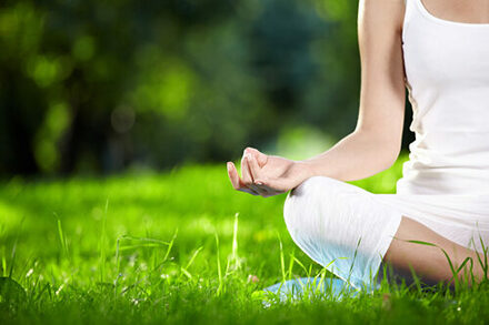 Die Volkshochschule (VHS) der Stadt Salzgitter hat freie Plätze für den Kurs „Yoga im Garten“ am Sonntag, 29. Juni.